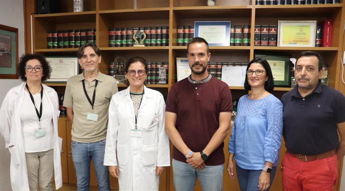 Miembros de Ánsares y profesionales del Hospital Juan Ramón Jiménez de Huelva en la firma del convenio.