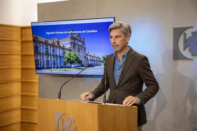 El vicepresidente primero de la Diputación y delegado de Infraestructuras, Sostenibilidad y Agricultura, Andrés Lorite, en rueda de prensa.