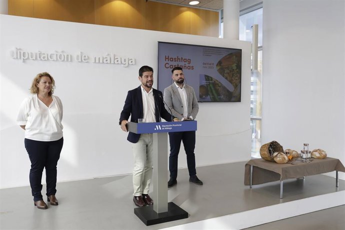 El vicepresidente y diputado de Medio Ambiente, Turismo Interior y Cambio Climático, Cristóbal Ortega, junto al alcalde de Jubrique, Alberto Benítez, Y Mayte Sánchez, de Maychoco, presentan Hashtag Castañas