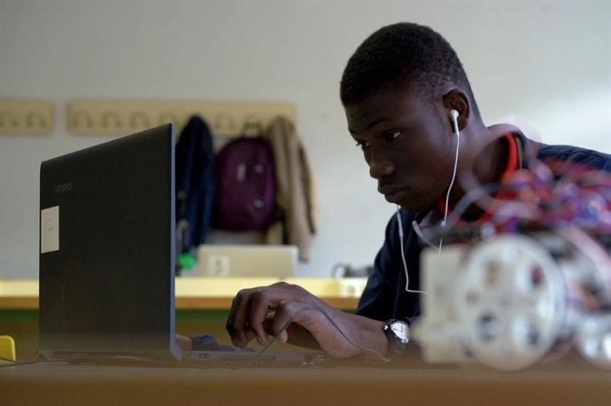 Joven utilizando el ordenador en un centro escolar.