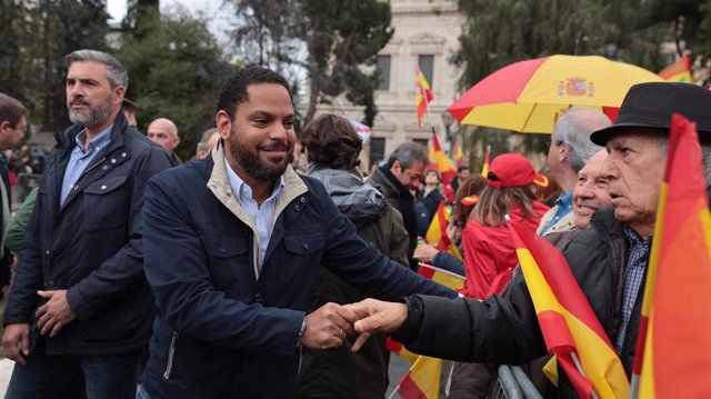El secretario general de VOX, Ignacio Garriga, saluda a los asistentes durante una manifestación bajo el lema, 'Defendamos la unidad’, en la Plaza de Colón de Madrid, a 29 de octubre de 2023, en Madrid (España).