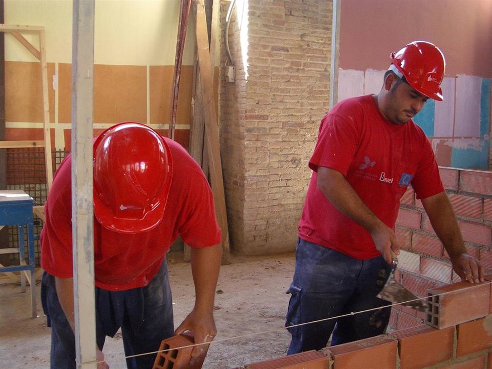 Archivo - Albañiles en una obra