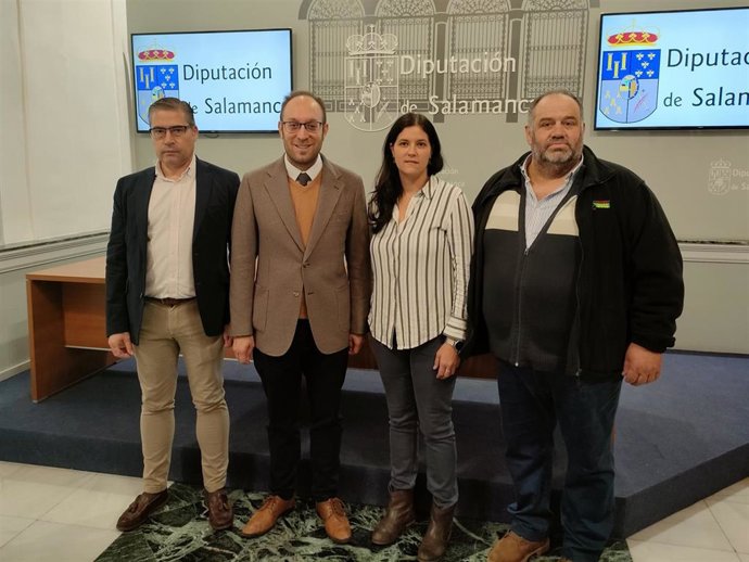 El diputado de Economía y Hacienda, Marcos Iglesias, segundo por la izquierda, junto a representantes salmantinos de opas