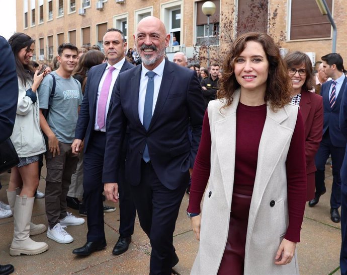 La presidenta de la Comunidad de Madrid, Isabel Díaz Ayuso (d), y el rector de la Universidad Complutense de Madrid, Joaquín Goyache, este lunes en la Facultad de Farmacia.