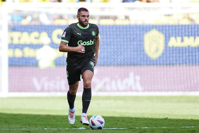 El defensa del Girona David López, ante el Cádiz.