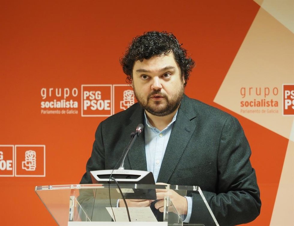 El viceportavoz del Grupo Socialista Julio Torrado en una rueda de prensa en el Parlamento de Galicia