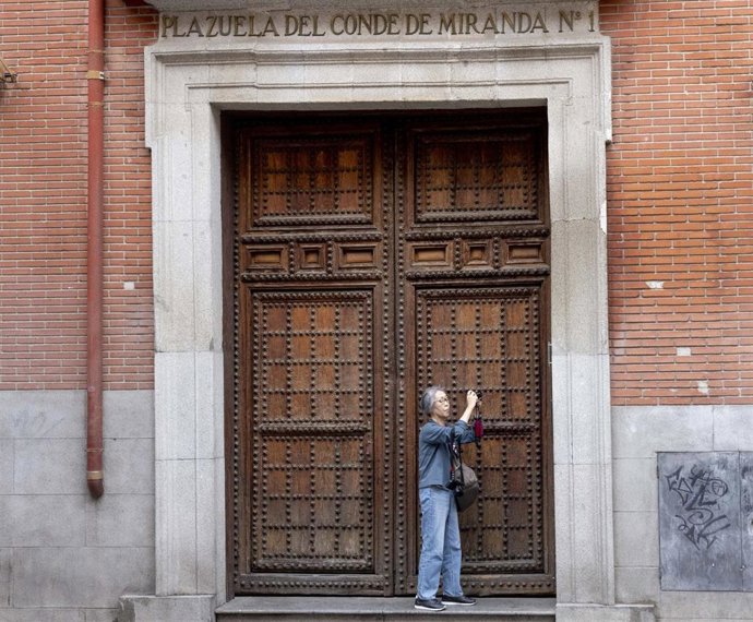 Archivo - Edificio del siglo XVIII en la céntrica plaza de Conde de Miranda con 26 pisos turísticos ilegales