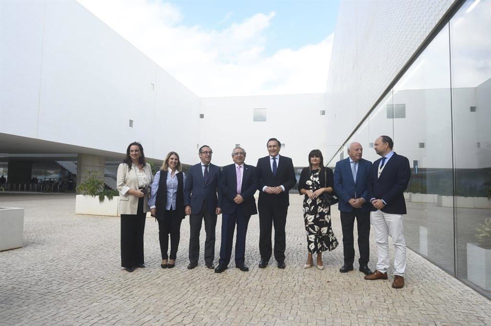 El consejero de Universidad, Investigación e Innovación, José Carlos Gómez Villamandos, en la Facultad de Psicología.