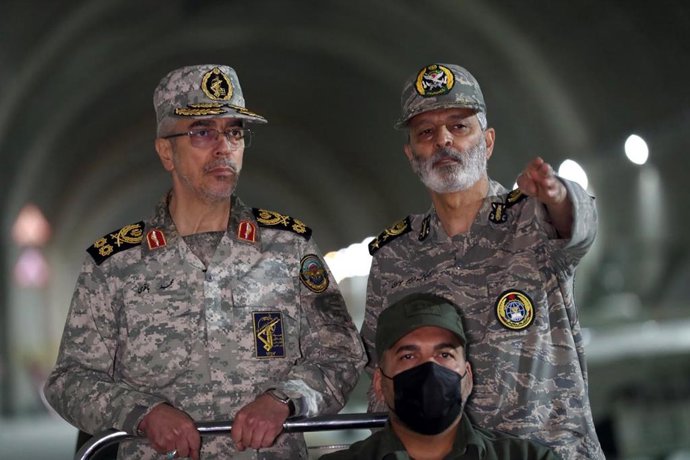 Archivo - El jefe de las Fuerzas Armadas de Irán, Mohamad Hosein Baqueri (i), junto al comandante en jefe del Ejército iraní, Abdolrahim Musavi (d)