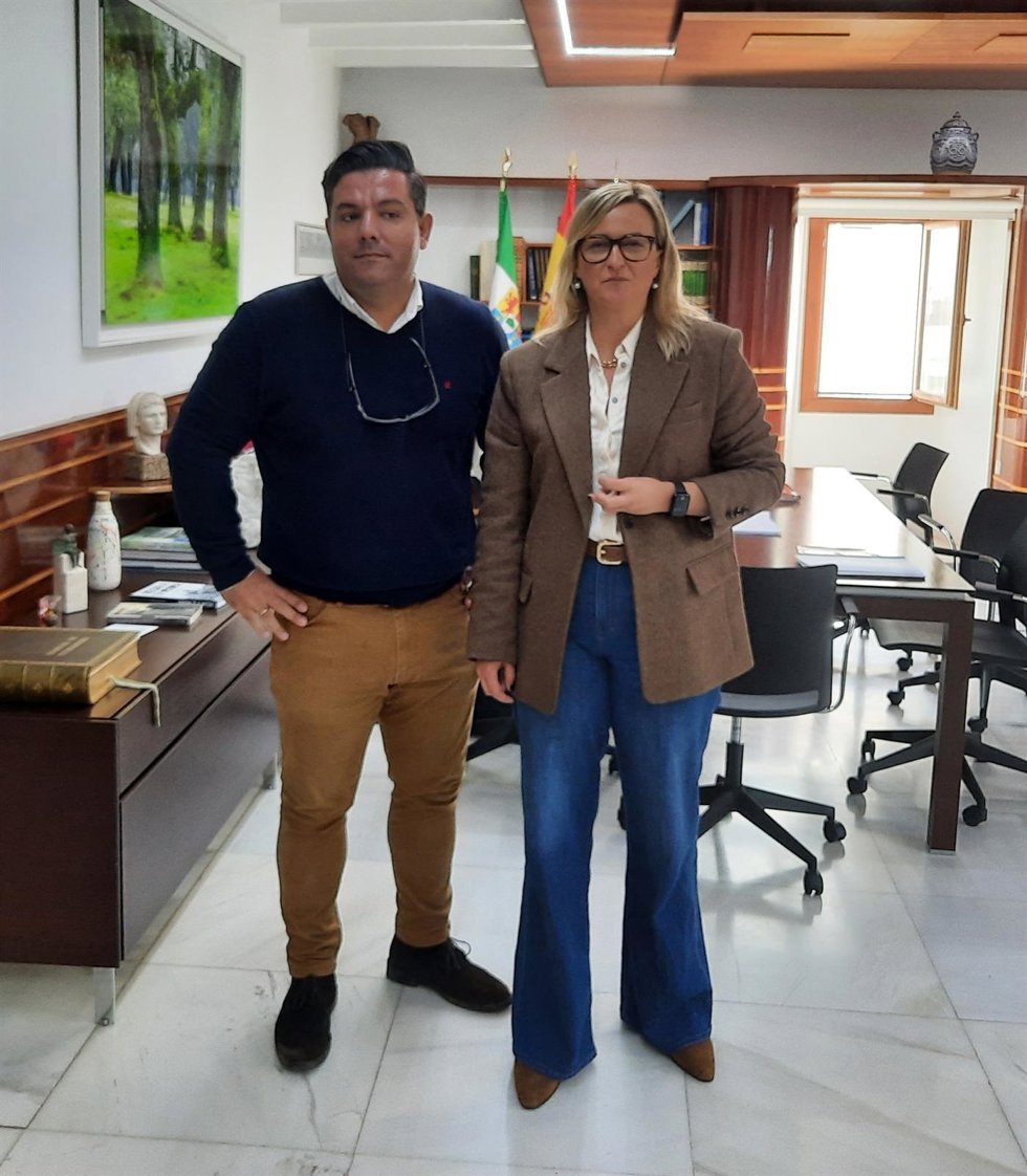 El presidente de Cruz Roja en Extremadura, Jesús Palo, en su reunión en la Cámara regional con la presidenta de la Asamblea, Blanca Martín