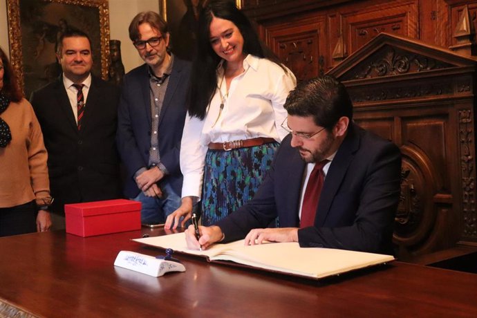 El vicepresidente primero del Gobierno de Aragón, Alejandro Nolasco, firma en el Libro de Oro de la ciudad de Huesca.