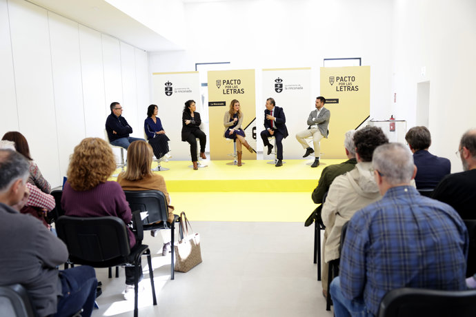Presentación del Pacto de las Letras en La Rinconada, en Sevilla.