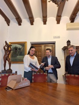 El alcalde de Tudela, Alejandro Toquero, y la alcaldesa de Huesca, Lorena Orduna, se reúne para estudiar acciones conjuntas entre ambas ciudades en materia de turismo, promoción gastronómica y cultural, empresa y economía.