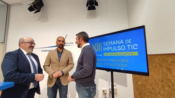Presentación de la Semana de Impulso TIC en Avilés por parte de José García Fanjul, vicedecano de COIIPA, Paulino Álvarez, vicedecano de CITIPA, y Manuel Campa, concejal de Desarrollo Urbano y Económico en Ayuntamiento de Avilés.