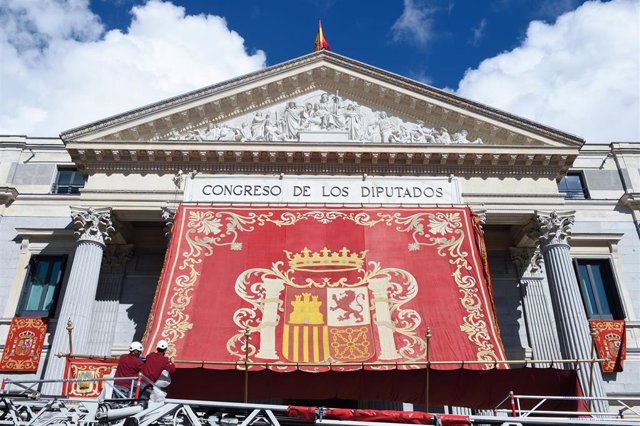 Colocación del baldaquino, el dosel de gala que se utiliza cuando los Reyes visitan el Congreso de los Diputados, un día antes de la celebración del acto de la jura de la Constitución de la Princesa de Asturias, Leonor, a 30 de octubre de 2023, en Madrid 