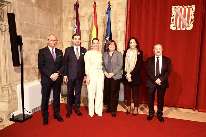 La presidenta del Govern, Marga Prohens, y la consejera de Presidencia, Antnia Maria Estarellas, con los embajadores de Francia, la República Checa, Rumanía y Chipre en España, en el Consolat de Mar.