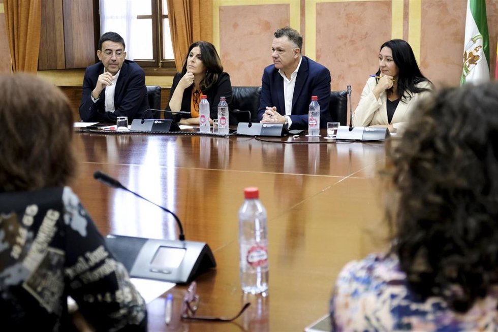 Reunión del PSOE-A y Por Andalucía con el Consejo Profesional de la RTVA en el Parlamento andaluz.