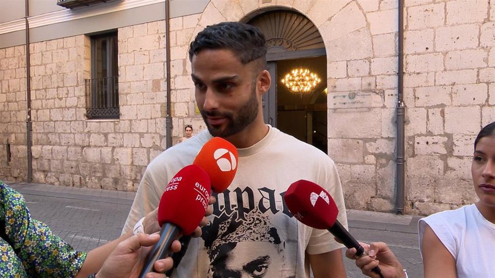 El psicólogo Lucas Burgueño, a la salida de los juzgados, en aquella ocasión por un incidente con la compañera de piso de su pareja. Foto archivo.