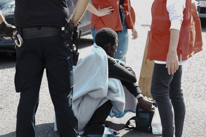 Dos sanitarias ayudan a un inmigrante en Puerto Estaca, a 29 de octubre de 2023, en El Hierro