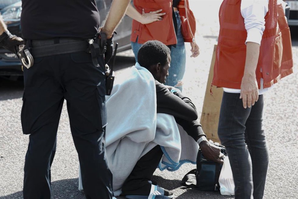 Dos sanitarias ayudan a un inmigrante en Puerto Estaca, a 29 de octubre de 2023, en El Hierro