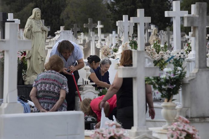 Archivo - Visita de familiares a sus seres queridos en el camposanto sevillano de San Fernando, en una imagen de archivo.