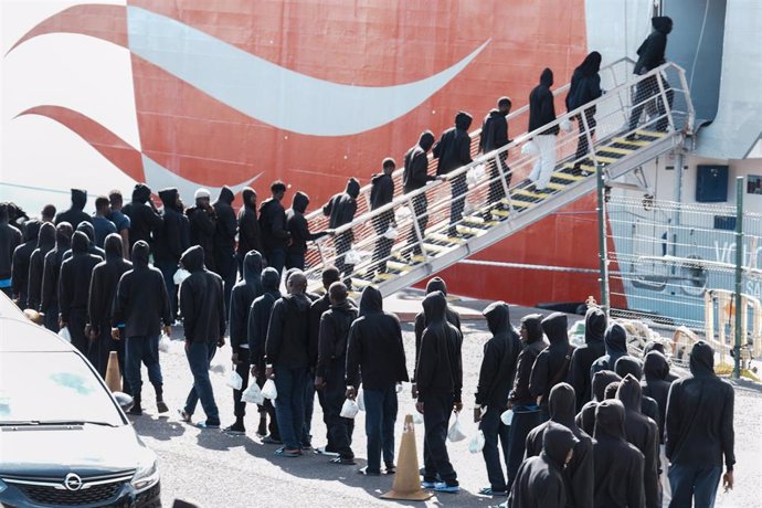 Decenas de inmigrantes cojen un ferri para ser reubicados en el Puerto Estaca, a 29 de octubre de 2023, en El Hierro, Santa Cruz de Tenerife, Tenerife, Canarias (España).