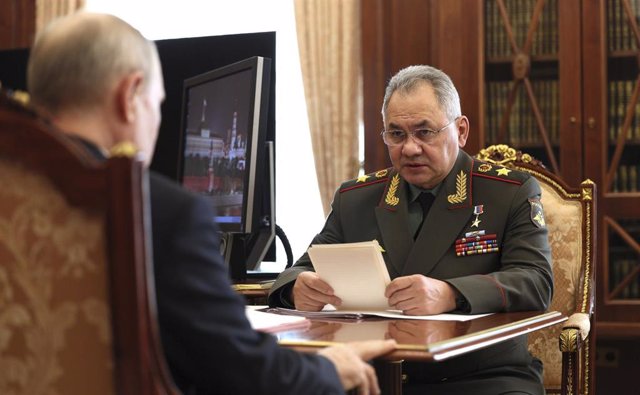 Archivo - El ministro de Defensa de Rusia, Sergei Shoigu, en una reunión con el presidente ruso, Vladimir Putin.