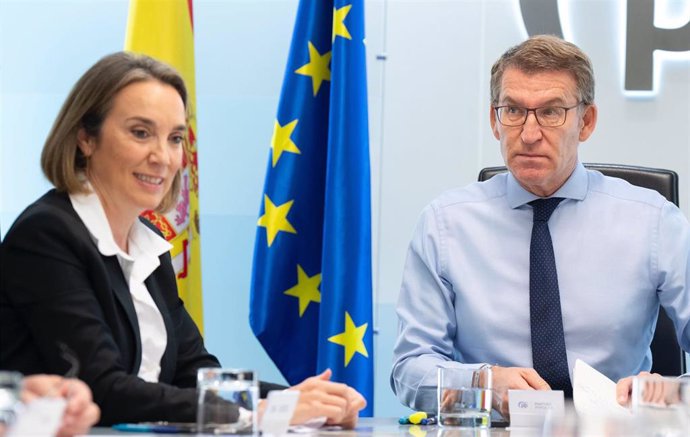 El líder del PP, Alberto Núñez Feijóo, y la secretaria general del PP, Cuca Gamarra, en la reunión del comité de dirección del partido en la sede del PP. En Madrid, a 30 de octubre de 2023.