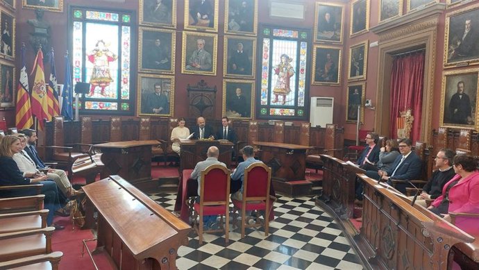 Reunión del Consell de Capitalidad en el Ayuntameinto de Palma, presidida por la presidenta del Govern, Marga Prohens, el alcalde de Palma, Jaime Martínez, y el presidente del Consell de Mallorca, Lloren Galmés.