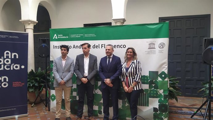 El director del Instituto Andaluz del Flamenco, Cristóbal Ortega; el vicerrector de Cultura y Políticas Sociales (UPO), David Cobos; la directora general de políticas socioculturales (UPO), María José Parejo, y el director de la Bienal, Luis Ybarra.