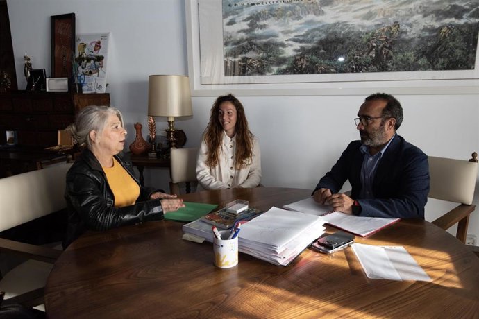 El presidente de la Diputación de Cáceres, Miguel Ángel Morales, con la presidenta del Club de Fútbol Femenino Cacereño, Rosa María Montes, y la futbolista Puerto Pérez