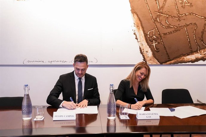 La segunda teniente de alcalde de Derechos Sociales, Cultura, Educación y Ciclos de Vida de Barcelona, Maria Eugnia Gay, y el consejero delegado de Aigües de Barcelona, Felipe Campos, firman la renovación del protocolo entre ambas administraciones.