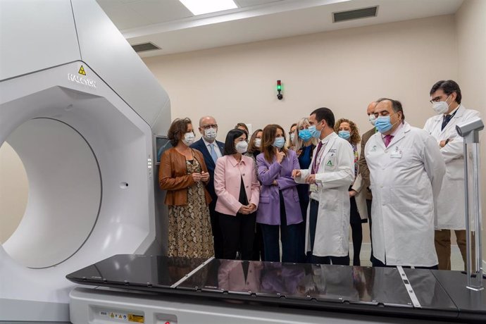 Archivo - La ministra de Sanidad, Carolina Darias, y la consejera de Salud y Consumo, Catalina García, visitan el Hospital Universitario Virgen del Rocío de Sevilla para ver la instalación de la nueva máquina de radiología. (Foto de archivo).