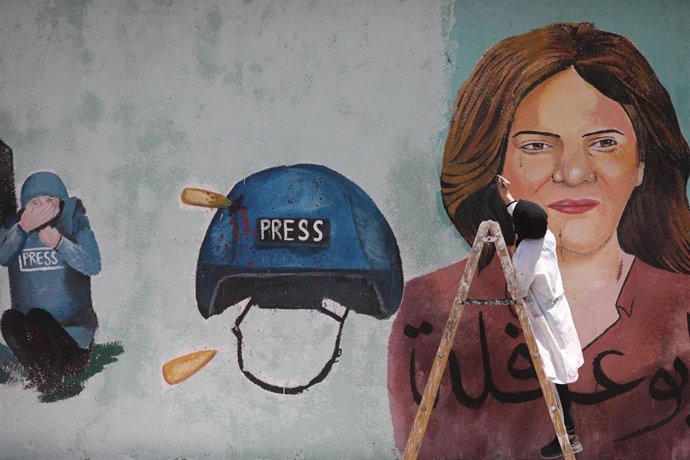 Archivo - 12 May 2022, Palestinian Territories, Gaza City: APalestinian artists paints a mural in honour of slain veteran Al-Jazeera journalist Shireen Abu Akleh in Gaza City. Abu Akleh, 51, a prominent figure in the Arabic news service of Al-Jazeera c