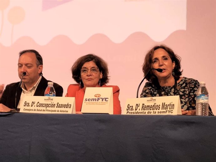 La consejera de Salud del Principado de Asturias, Concepción Saavedra, con la presidenta de la semFYC, Remedios Martín, en el transcurso de la inauguración.