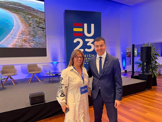 Gimena Llamedo, a la izquierda