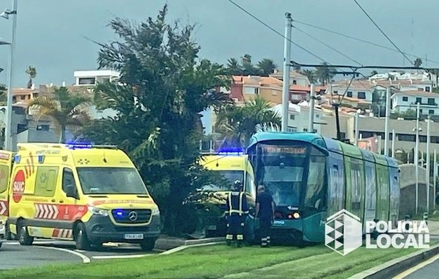 Several people have been injured to various degrees after the collision of a vehicle against the Tenerife tram on Ángel Romero Avenue, in Santa Cruz, as reported by the Metropolitan and the Santa Cruz Local Police.