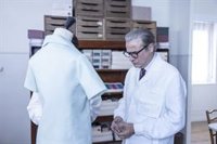 Tráiler y fecha de estreno de Cristóbal Balenciaga, la serie del diseñador de moda español en Disney+