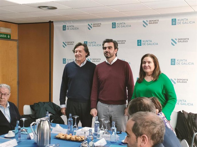 El secretario xeral para o Deporte, Xosé Ramón Lete; el vicepresidente primero de la Xunta, Diego Calvo; y la delegada territorial del gobierno gallego en Vigo, Ana Ortiz, en un acto con federaciones deportivas en la ciudad olívica.