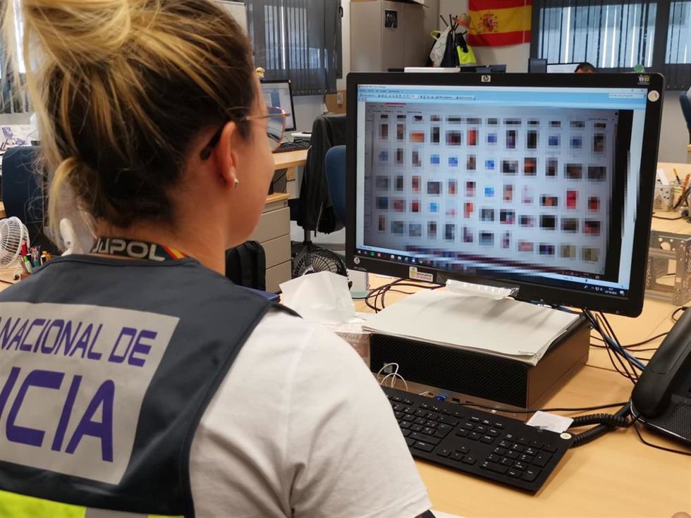 Imagen de la Policía Nacional investigando el caso de un menor de edad detenido por producción, posesión y distribución de pornografía infantil mediante el empleo de Inteligencia Artificial.