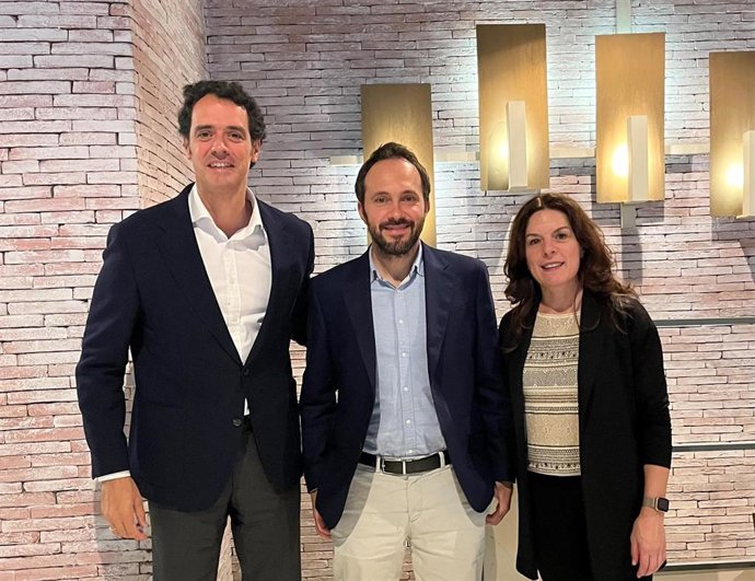 Cristóbal Esteban, CEO de Cambrian Intelligence; Daniel Pascual, socio de Nazca Capital, y Ibone Rodriguez de Pablo, directora general y accionista de Zunibal.