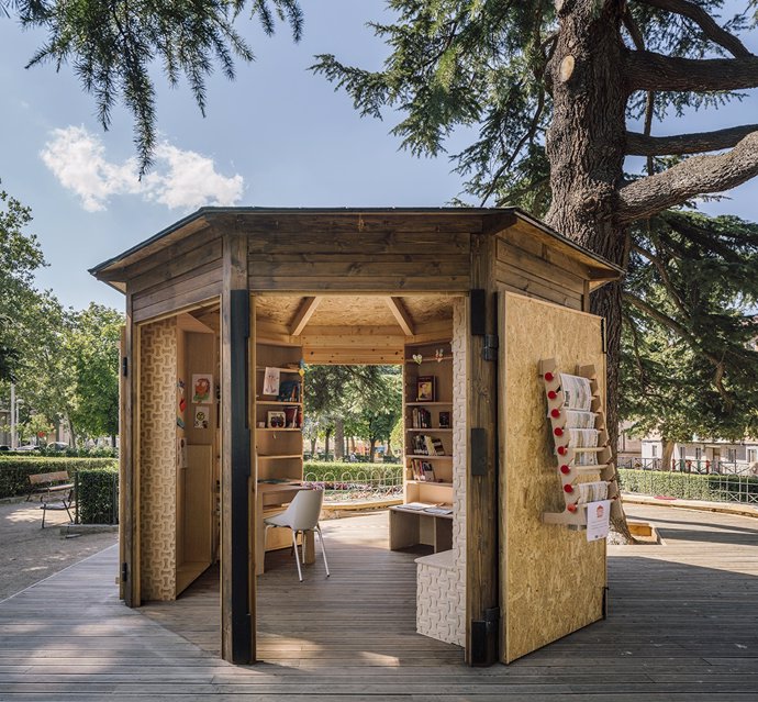 Archivo - Casetas de las 'Biblio de verano' en Jardinillos de San Roque (Segovia) realizadas por los alumnos del IE School of Architecture and Design de IE University, que serán expuestas en la 5 Bienal de Arquitectura de Chicago.