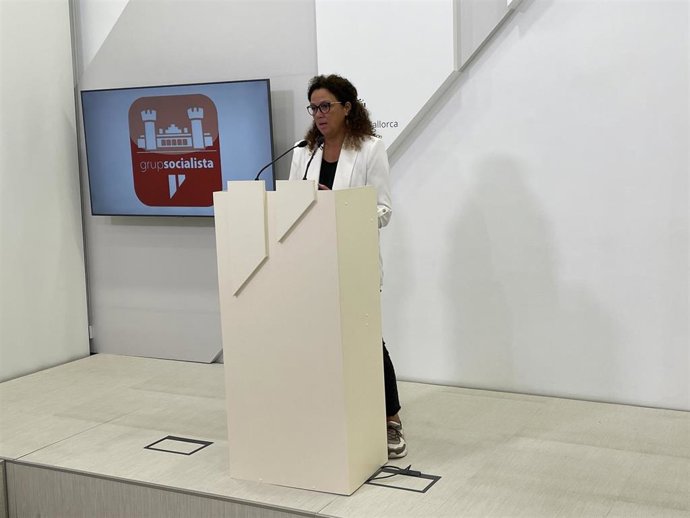 La portavoz del PSIB en el Consell de Mallorca, Catalina Cladera, en una rueda de prensa.