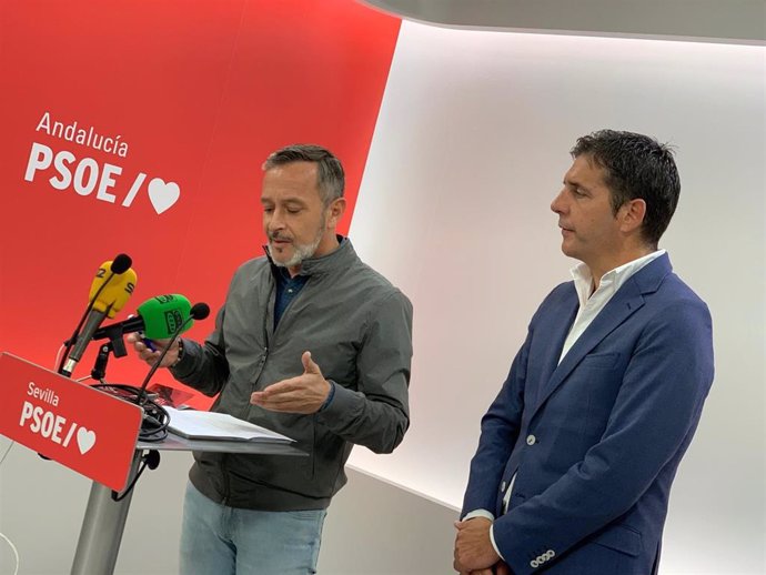 El secretario de organización del PSOE de Sevilla y parlamentario andaluz, Rafael Recio, y el secretario de sanidad, Pedro Madroñal.