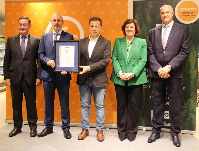 Visita de la consejera de Economía, Empresas y Empleo de C-LM, Patricia Franco, y el alcalde de Albacete, Manuel Serrano, al supermercado neutro en emisiones de Consum en Albacete