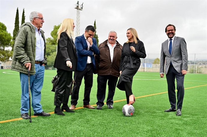 Nuevo césped artificial del campo de fútbol 11 del polideportivo Parque Nueva Granada