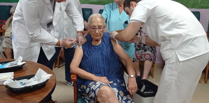 Comienzo de la campaña de vacunación de gripe y covid en residencias de mayores en Aragón.