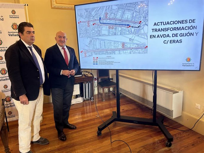 El alcalde de Valladolid, Jesús Julio Carnero (dcha), y el concejal de Tráfico y Movilidad, Alberto Gutiérrez Alberca, presentan las actuaciones de movilidad derivadas de la modificación de la ordenanza.