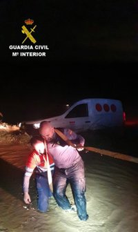 Rescatado un conductor sumergido a metro y medio por la crecida de un arroyo en Gibraleón (Huelva)