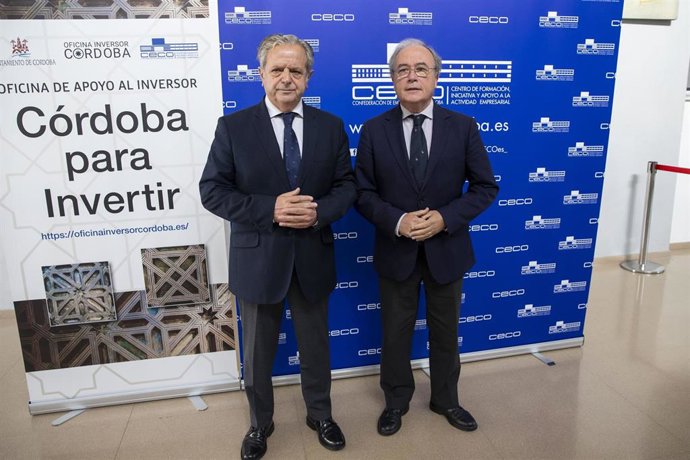 El presidente de la Diputación de Córdoba, Salvador Fuentes (izda.), junto al presidente de CECO, Antonio Díaz.